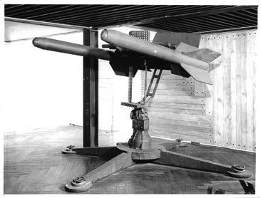 117. PASCALI Pino (Bari 1935 - Roma 1968), [Senza titolo] [due missili], senza luogo, 1965, 17,3x23,6 cm, fotografia originale in bianco e nero su carta Agfa,