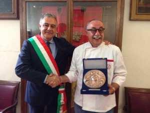 Il sindaco Bassi riceve il gelatiere Dondoli, Maestro d arte e mestiere... http://www.agenziaimpress.it/il-sindaco-bassi-riceve-il-gelatiere-dondo.