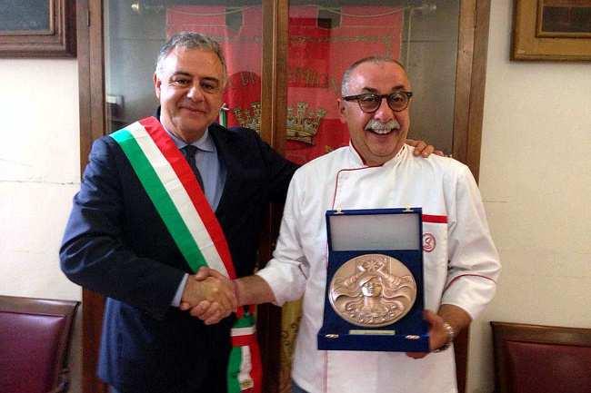 San Gimignano, il sindaco Bassi riceve il gelatiere Dondoli ''Maestro d'... http://www.sienafree.it/san-gimignano/81495-san-gimignano-il-sindaco... 1 di 3 13/06/2016 9.