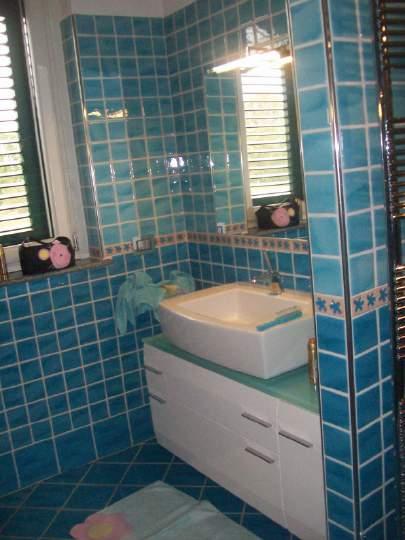 20) un mobiletto bagno porta lavandino laccato bianco (FOTO 38) VALORE.