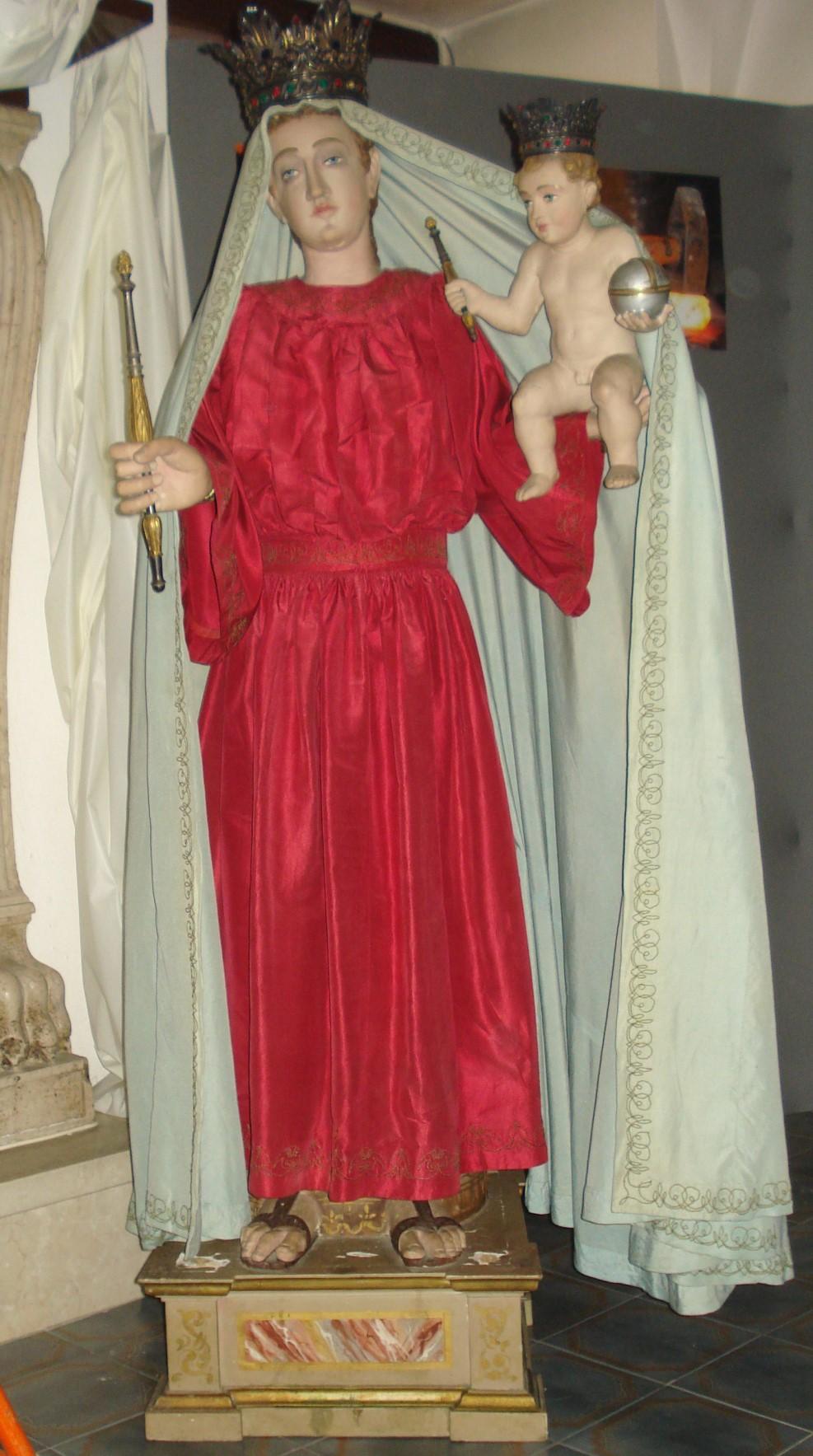 La Madonna raffigurata con l'abito rosso e il