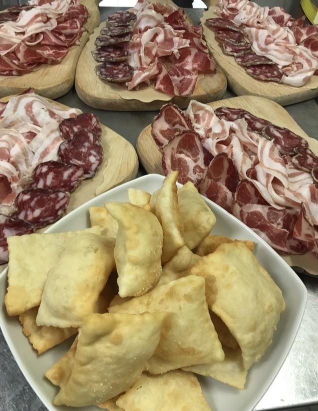 ANTIPASTI TAGLIERE DI SALUMI TIPICI PIACENTINI CON GNOCCO FRITTO E SOTTOLI Coppa, Salame, Pancetta 8,00 [G -L- S] TAGLIERE DI FORMAGGI CON FRUTTA E MIELE Formaggi, Frutta di Stagione e Miele