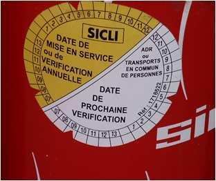 estintori da 6 kg a polvere, non scaduti di manutenzione, facilmente accessibili.