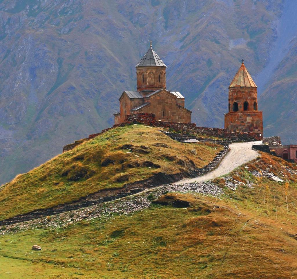 Arrivo a Kazbegi, piccola cittadina situata ai piedi del Monte Kazbeg e visita alla Chiesa della Trinità di Gergeti.