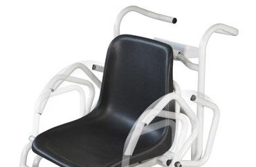Grazie alle quattro ruote questa sedia pesapersone consente una grande mobilità nell'avvicinarla al paziente.
