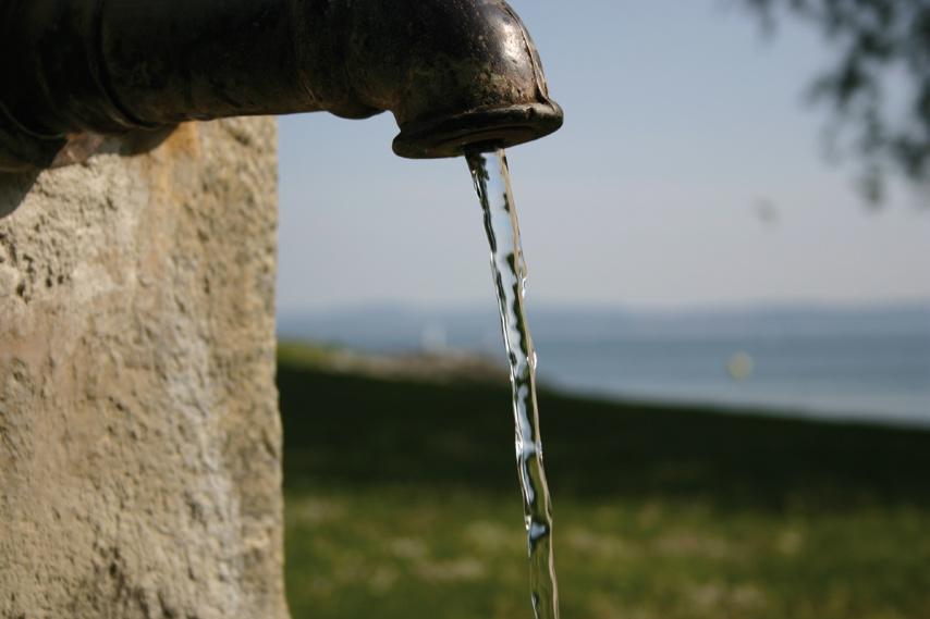 L'ACQUA La terra è composta per tre quarti da acqua così come l'uomo lo è per il 70%. La qualità della nostra vita è legata alla qualità dell'acqua che assumiamo e di cui ci circondiamo.