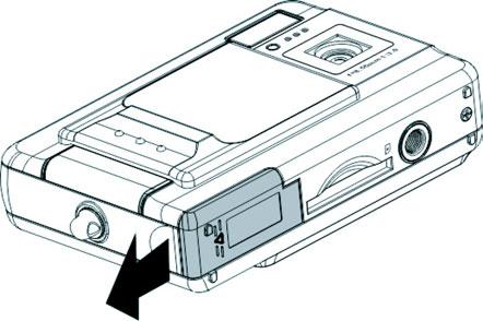 Aprire il coperchio dello scomparto batterie/alloggio scheda memoria, sul lato inferiore della fotocamera, facendolo scorrere nella direzione indicata dalla freccia.
