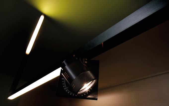 fascio luminoso tramite l apposita ghiera. IP20-rated spotlight for indoor use, designed for ceiling, track or wall installation, in oxidised black, silver or white extruded aluminium.