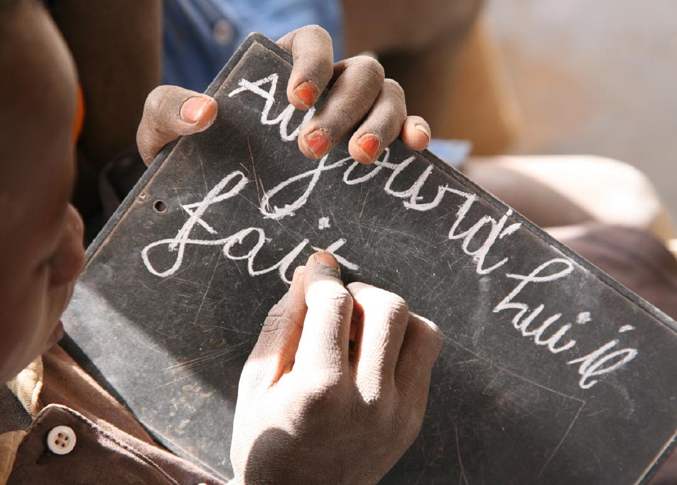 Sala 4 L aula scolastica Disegna due oggetti che gli allievi usavano per scrivere e indica il loro nome:. Gli allievi imparavano a scrivere bene.