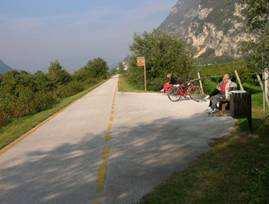 Nello spirito del cicloturismo marcato FIAB il percorso cicloturistico BI 12 descrive il corridoio che percorre la pianura alta alla base di tutto l arco alpino italiano dalla Val Rosandra presso