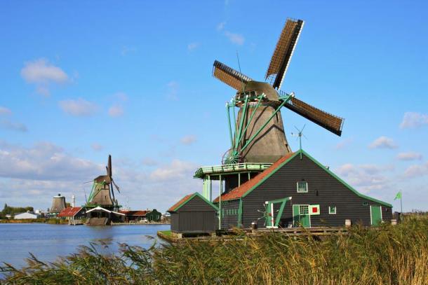 Si prosegue per Zaanse Schans, a nord-est di Amsterdam sul fiume Zaan: è considerato un museo all aperto che ricostruisce la vita nella regione dello Zaan fra il XVII e XVIII secolo.