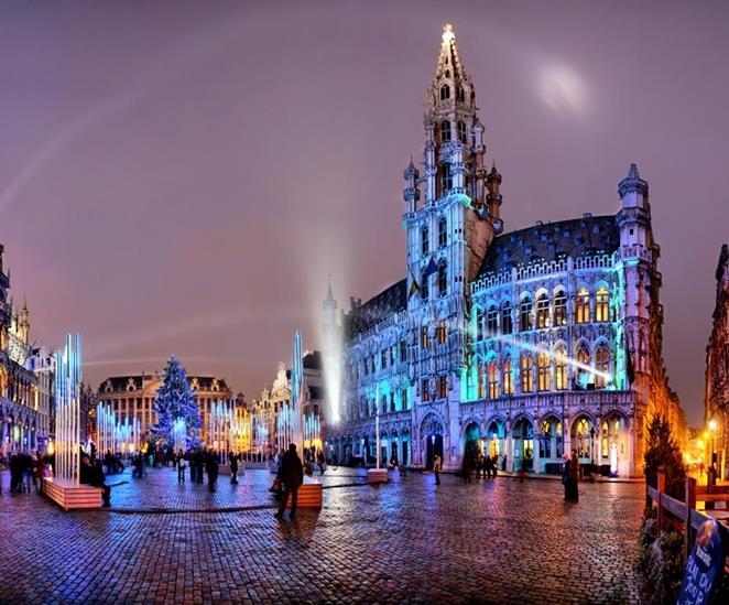 942. La Chiesa divenne cattedrale nel 1559 e Carlo V, imperatore romano, fu battezzato in questo luogo. Cena e pernottamento a Bruxelles.