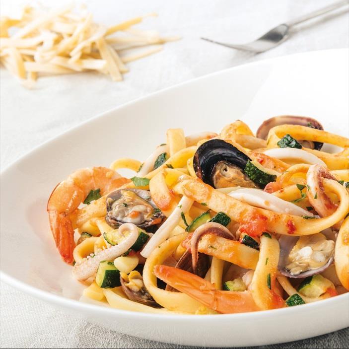 La Pasta Fresca Scialatielli allo Scoglio (Spaghetti freschi, pomodoro, polpo, calamari,gamberoni, gamberetti, scampi, cozze vongole fresche,