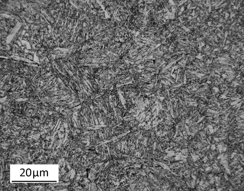 Il carbonio presente nella martensite distorce il suo reticolo e rende la struttura molto dura: maggiore è la quantità di carbonio maggiore sarà la durezza della martensite che si forma per quel dato