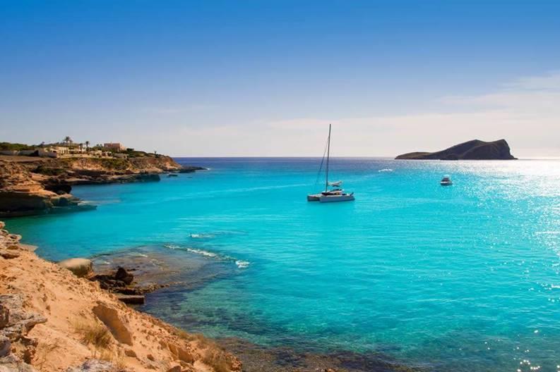 a Formentera è di due giorni circa Da Formentera poi con sole due ore di navigazione, arriveremo alla punta meridionale di Ibiza