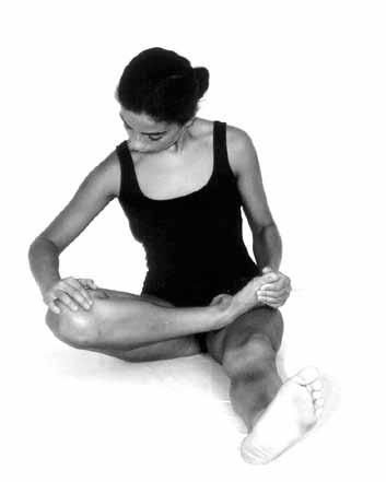 13) Seduti a terra con le gambe distese ripiegate la gamba destra e appoggiate il dorso del piede poco
