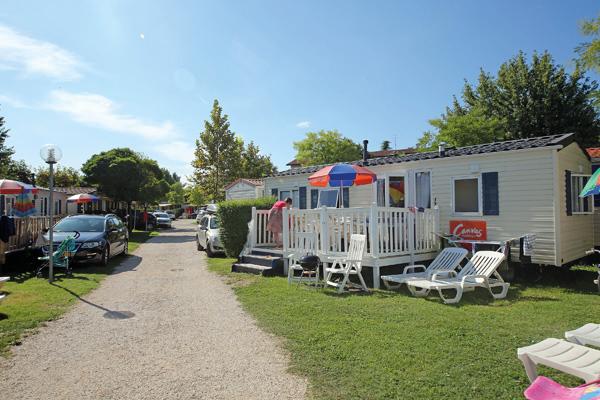 Piscina con giochi d acqua, market, ristorante. Quiet Beach Camping Serenella CAMPING LAGO DI GARDA riservata agli associati.
