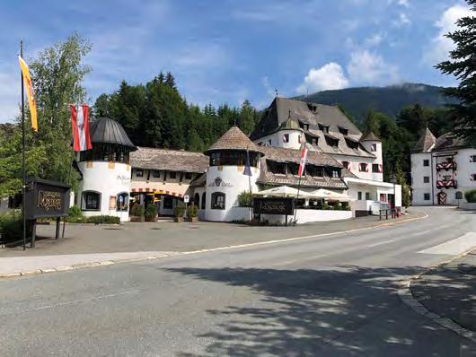 rinomata località sciistica di Kitzbühel. Entrambi gli alberghi dispongono di camere e suite, piscina, area fitness e servizio ristorante.