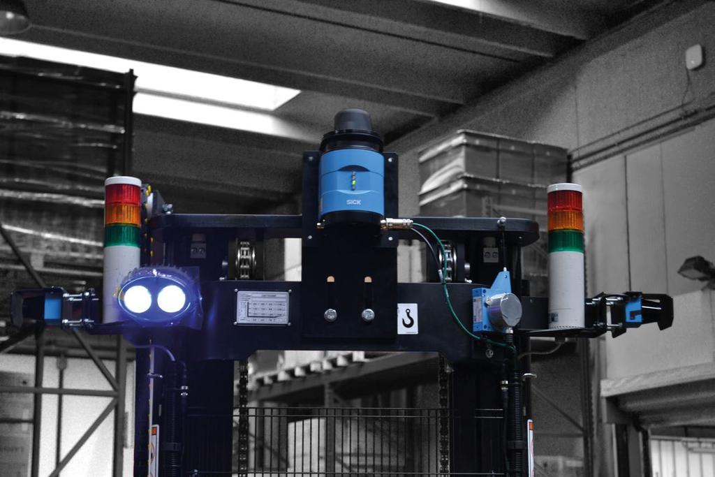 Sistema di sicurezza Laser Scanner Omron OS32C Il sistema di protezione laser opera sull intero perimetro della macchina, attribuendo alle aree circostanti