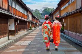 itinerario lungo il Sentiero dei Filosofi per terminare la visita nel celebre tempio Ginkaku-ji