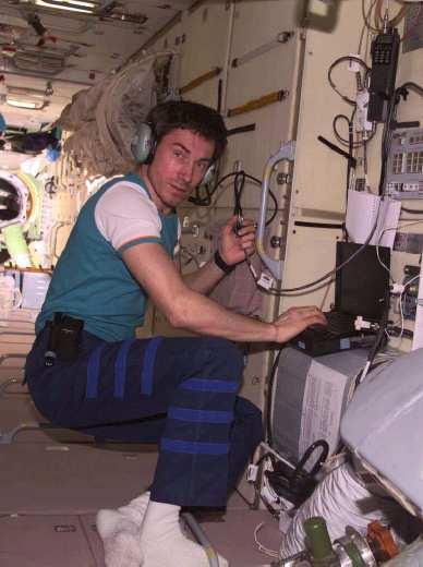 ARISS onboard station - Phase 1 Un trasmettitore portatile UHF è stato predisposto per un impiego futuro sulla ISS.