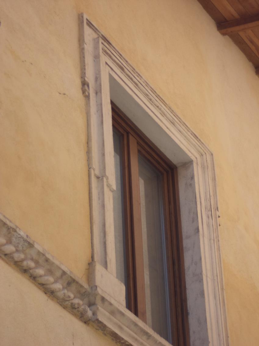 campanellino simmetrico all imposta dell architrave e fascia marcapiano lavorata che costitutisce il