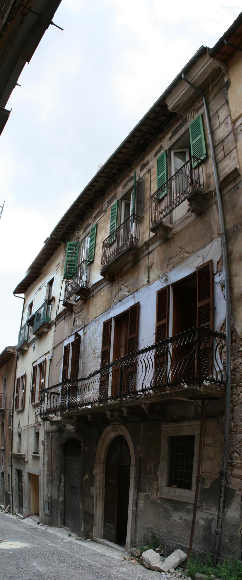 Figura 26 Prospetto su Via Antonelli Edificio d impianto in veste ottocentesca sviluppata su tre livelli fuori terra con balconi aggettanti e