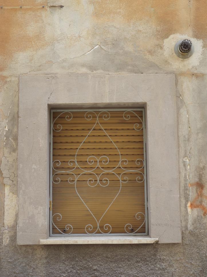 Figura 40-41 Elementi di pregio su Via Saturnino Imbotto rettilineo finestra in intonaco di