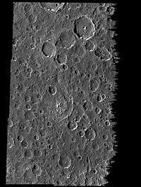 Infatti, la densità dei crateri è prossima alla