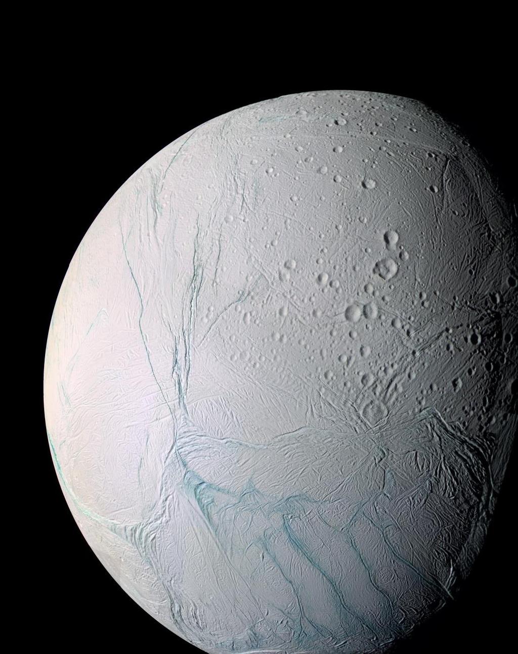 Nel 2005 la sonda Cassini scoprì che il suolo ghiacciato di Encedalo è solcato da enormi solchi bianchi (detti tiger stripes, graffi di tigre) e dal polo sud si alzano