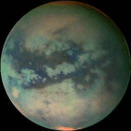 Titano ha una stratosfera composta per il 98.4% da azoto e per il restante 1.6% da metano (1.4%) e Idrogeno (0.1 0.
