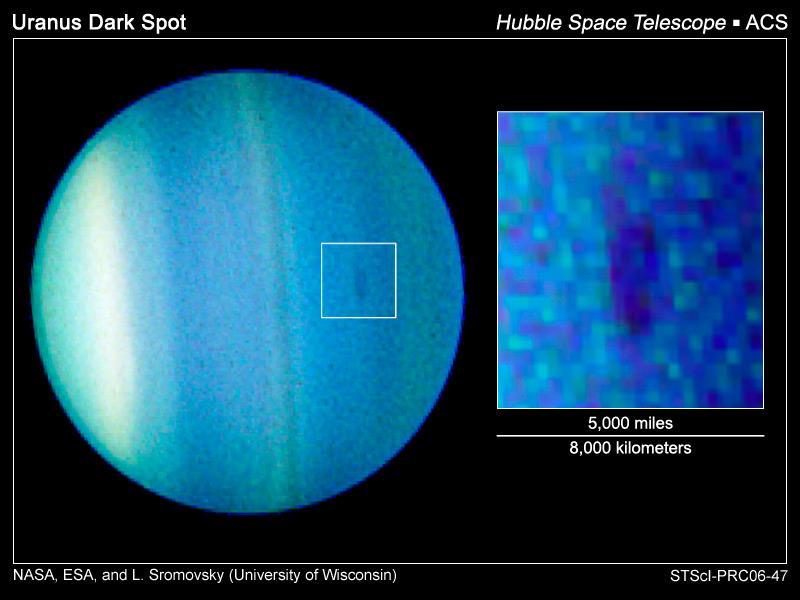 La superficie di Urano è formata da bande latitudinali e parallele strette e colorate. Sono state osservate decine di piccole nuvole luminose.