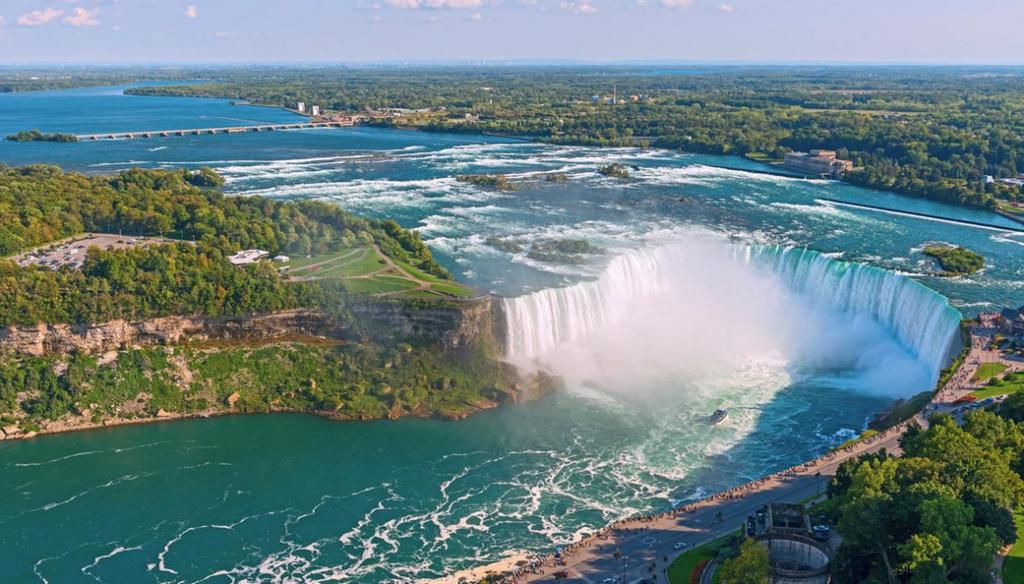 Attività ed escursioni 3 escursioni di un'intera giornata a: Ammira le meravigliose Cascate del Niagara con crociera durante il tramonto; trascorri la giornata a contatto con la natura e gli animali