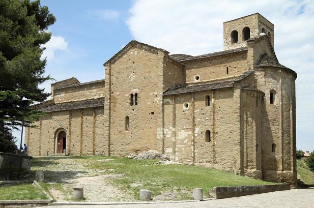 Parcheggiate le moto, tramite il bus-navetta ci trasferiremo alla Rocca per la visita al Forte, rimaneggiato da Francesco di Giorgio Martini, nel XV