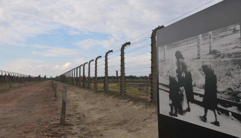 Perché rivedere queste immagini In molte occasioni noi, reduci dai campi di concentramento nazisti, ci siamo accorti di quanto poco servano le parole per descrivere la nostra esperienza.