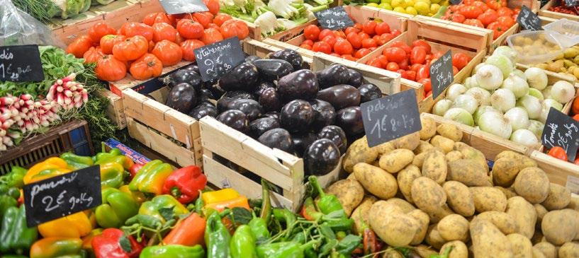 L illuminazione di frutta e verdura è un fattore molto importante: ne esalta la freschezza, la salute e quindi l appetibilità delle merci esposte.