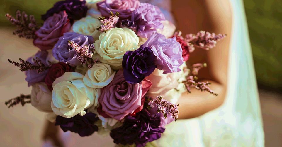 FIORI Per i fiori trai ispirazione da blog, riviste e immagini dal web, tenendo sempre in considerazione sia lo stile del tuo matrimonio sia i colori utilizzati per gli abiti, gli allestimenti e le