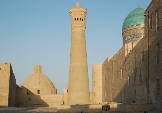 sontuose di Khiva. Passeggiata al tramonto lungo il tratto nord-occidentale delle mura. Pasti in ristoranti locali. Pernottamento in hotel.