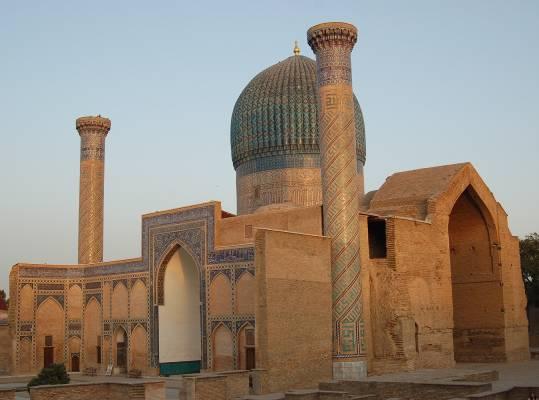 mai restaurata; la cinquecentesca Madrasa di Abdul Aziz Khan, un vero gioiello, le cui stanze un tempo erano destinate agli studenti della scuola coranica.