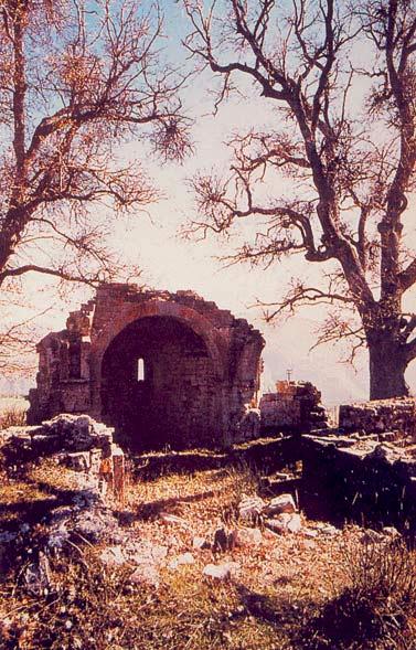 Sul territorio sono sparse diverse chiese rupestri. In contrada San Leo c è quella (fig. 14) di Santa Maria che ha origini benedettine, risalente ai primi decenni del Trecento.