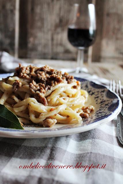 PICI CON RAGU BIANCO DI MORA ROMAGNOLA per 4 persone per i Pici di Patty 200 gr di farina 00 100 gr di semola rimacinata 2 cucchiai di olio