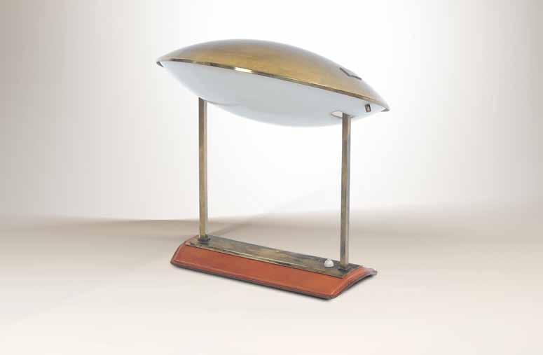759 Stilnovo Lampada da tavolo con base in metallo rivestita in cuoio, struttura in ottone