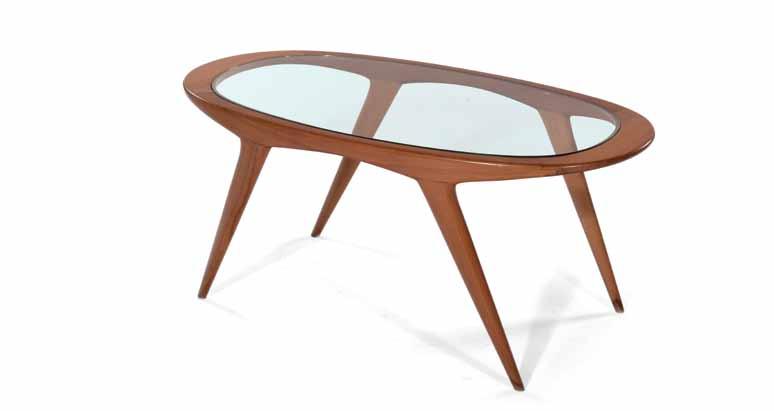 608 Tavolino in legno chiaro di forma ovale con piano in vetro trasparente, cm 97x50x42. Italia 1950 ca.
