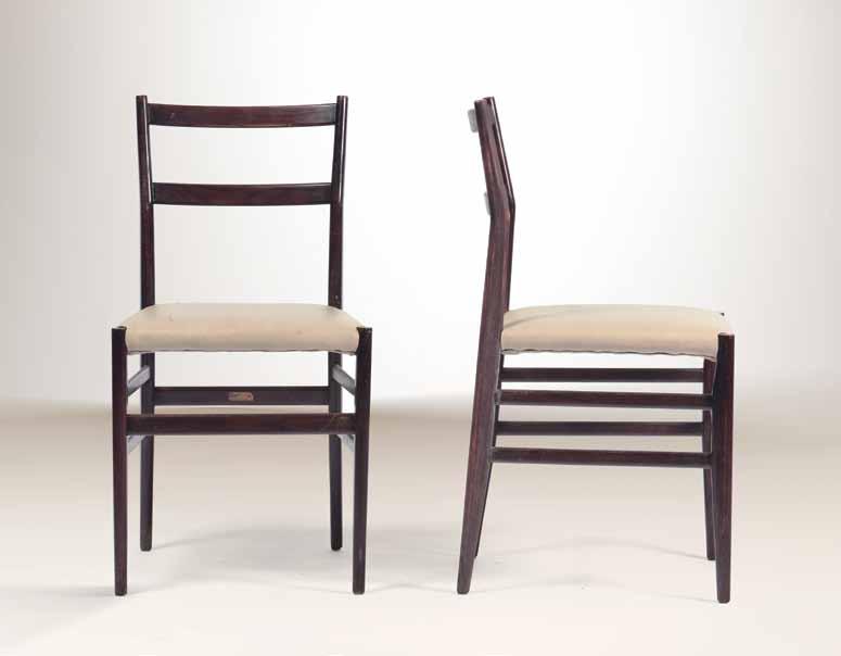 634 Gio Ponti Coppia di sedie con struttura in legno di frassino, modello leggera, produzione Cassina Meda.