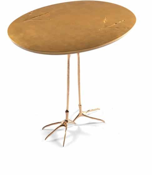 701 Meret Oppenheim Simon Gavina Tavolo modello traccia con piano ellittico con bordo sagomato, piedi realizzati in fusione di bronzo. Parte superiore del piano in foglia d oro zecchino.
