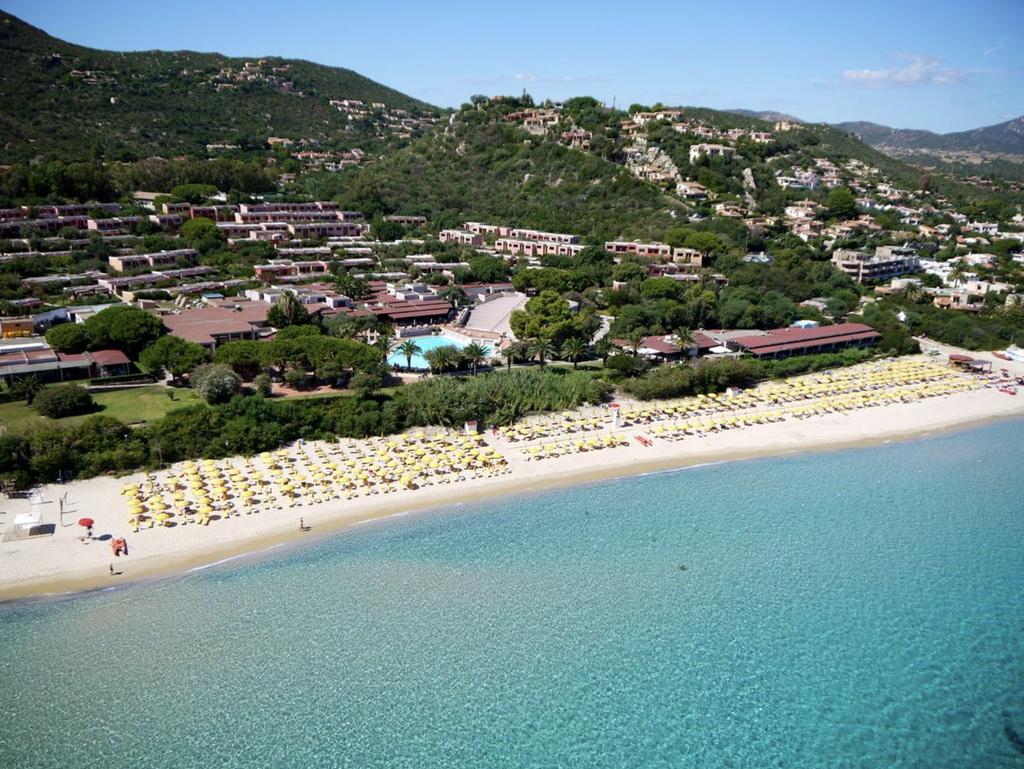 Il Free Beach Club si trova a Costa Rei, una delle zone più suggestive della costa sud orientale della Sardegna, su una spiaggia di sabbia dorata lambita da un mare cristallino.