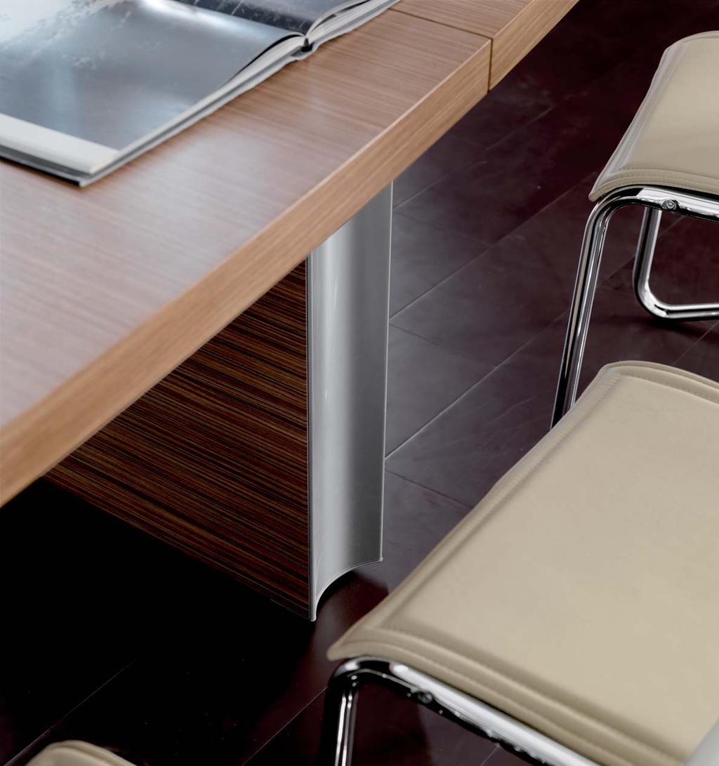 I tavoli riunione hanno svariate forme e dimensioni, dal piccolo tavolo tondo ai più importanti tavoli modulari.