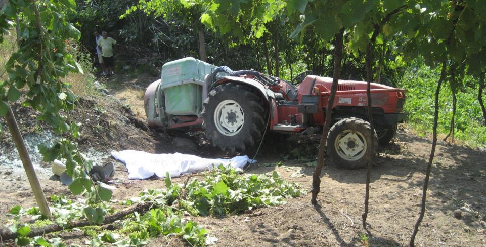 Ribaltamento durante il trattamento con botte portata, per la forte pendenza