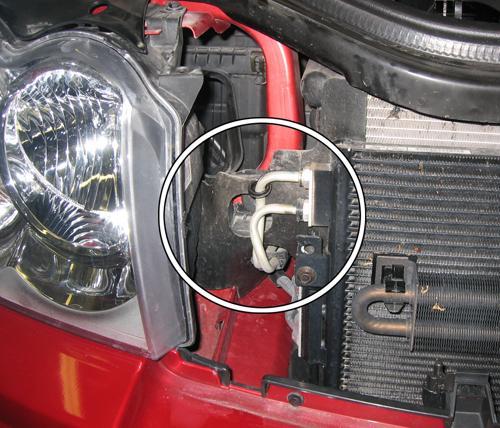GENNAIO 2009 Jeep Grand Cherokees dal 2005: Raccordi per servizio sostituzione olio in trasmissioni Codice particolare TF 83228QC + TF 83278QC 1- Smontare la mascherina anteriore, e connettersi su