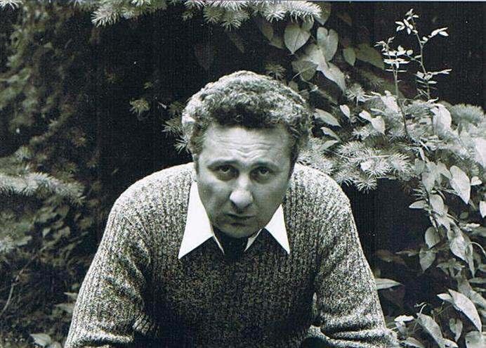 Luigi Ferro (Vercelli 1931 Riva del Garda 2013) a partire dal 1966 ha realizzato testi di poesia concreta utilizzando sia la fotografia, sia tecniche di sovrapposizione fotomeccanica.